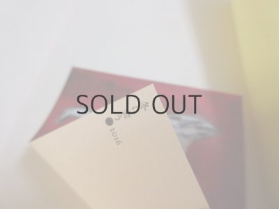 貼り絵の裏には、タイトルと制作年が記されてます。